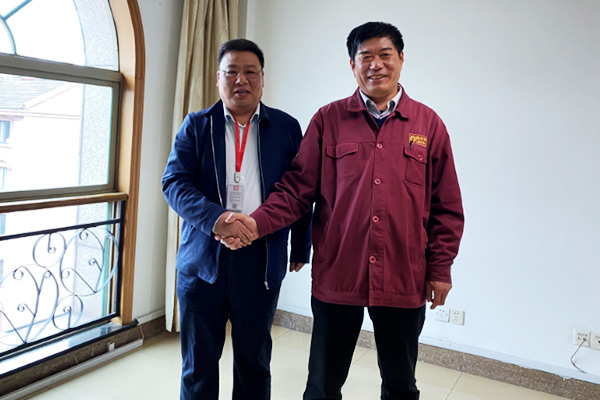 新鄉(xiāng)長城副總經(jīng)理王德新(左一)與沙鋼集團(tuán)恒樂建材總經(jīng)理陳洪林(右一)合影