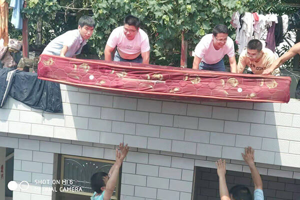 新鄉(xiāng)長城給受災員工送物資