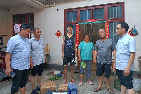 新鄉(xiāng)長城給受災員工送物資