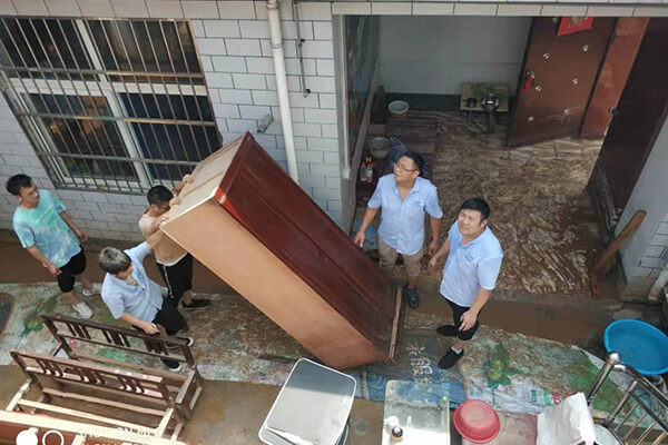 新鄉(xiāng)長城給受災員工送物資