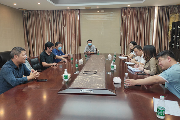 新鄉(xiāng)長城機(jī)械萬里行團(tuán)隊(duì)走訪客戶