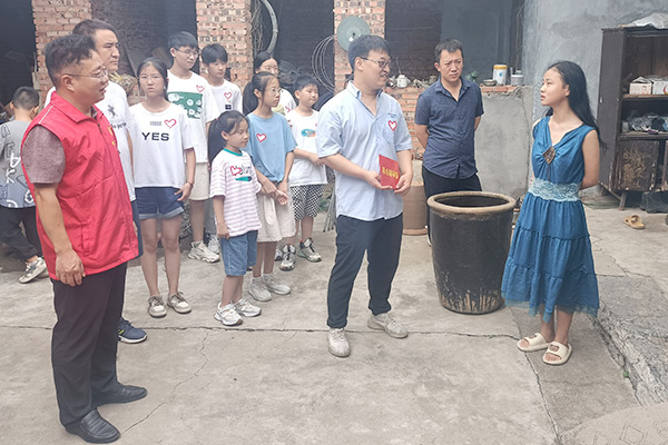 新鄉(xiāng)長(zhǎng)城集團(tuán)愛(ài)心家庭攜手輝縣義工“愛(ài)心助學(xué)，點(diǎn)亮希望”