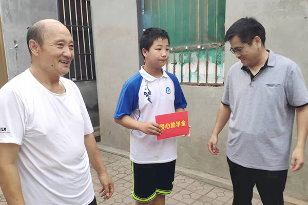 新鄉(xiāng)長(zhǎng)城集團(tuán)愛(ài)心家庭攜手輝縣義工“愛(ài)心助學(xué)，點(diǎn)亮希望”